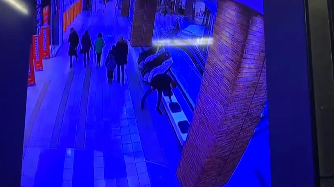 Подмосковные полицейские установили похитителя телефона, забытого в торговом центре в Мытищах