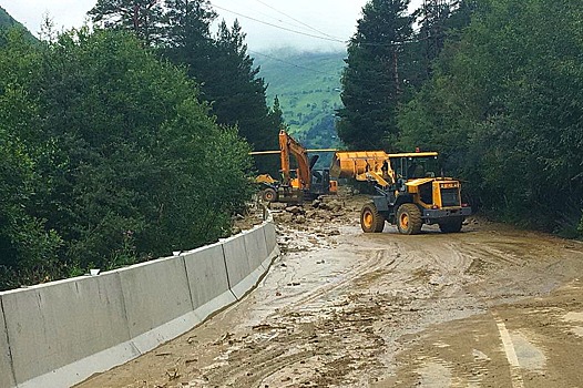 Дорожники восстановили перекрытую селевым потоком дорогу в Приэльбрусье