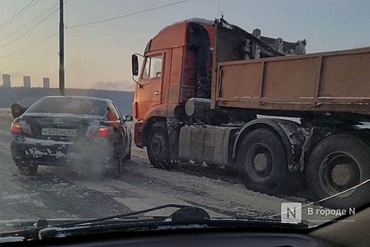 Столкновение иномарки и грузовика у Мызинского моста затруднило движение в сторону улицы Ларина