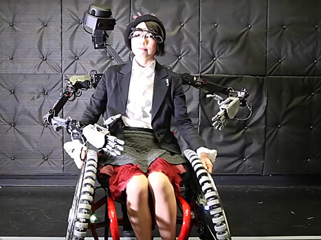 Японские инженеры оснастили инвалидное кресло парой роборук (ВИДЕО)