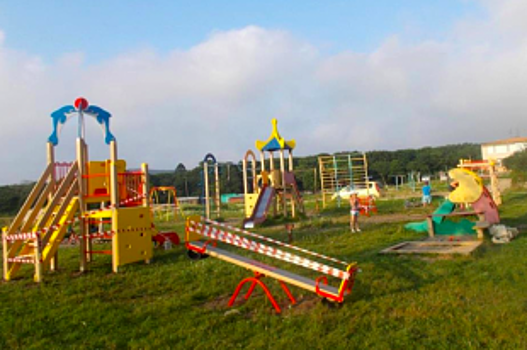 На острове Попова установили многофункциональную детскую площадку