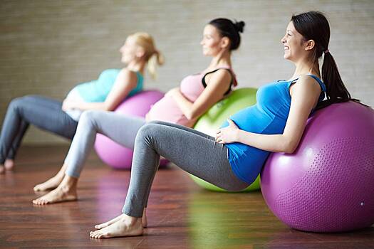 Фитнес-тренер посоветовала упражнения для беременных