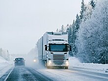 Слетевшая с фуры глыба льда едва не убила семью на российской трассе