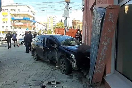 Toyota Corolla от удара снесла пешеходов на тротуаре в центре Новосибирска