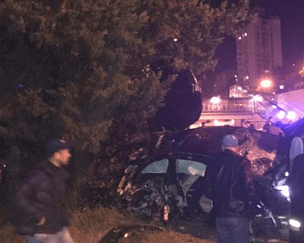 В Сочи 16-летний водитель Mercedes на высокой скорости врезался в дерево и погиб