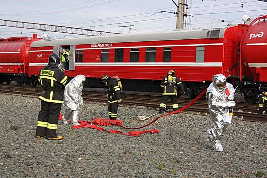 В Новосибирске для тушения пожара на складе задействовали пожарный поезд