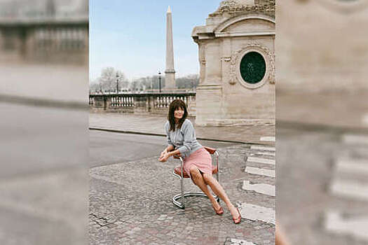 Супермодель Хелена Кристенсен снялась в облегающей юбке в Париже