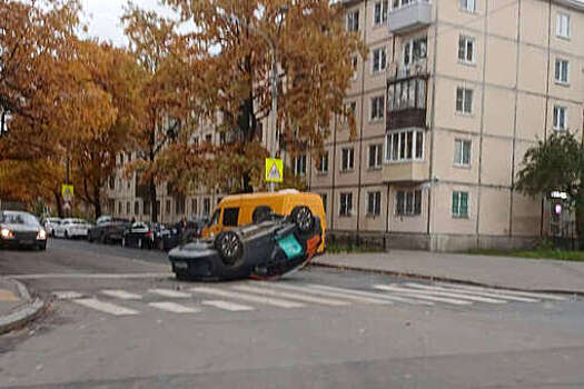 В Петербурге автомобиль перевернулся после удара машины