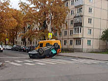 В Петербурге автомобиль перевернулся после удара машины