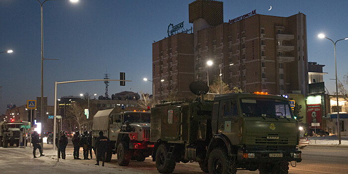 Главные новости за ночь: антитеррористическая операция в Алматы, «суперпродукт» от рака и отмена церемонии «Грэмми»