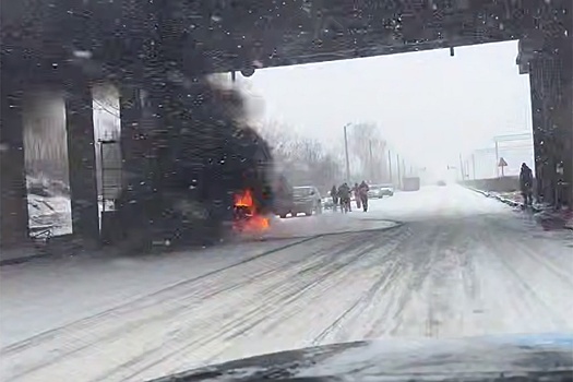 Американец снял горящую технику НАТО в Дружковке рядом с плакатом Бандеры