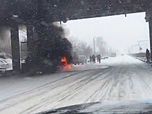 Американец снял горящую технику НАТО в Дружковке рядом с плакатом Бандеры