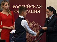 Юным калининградцам выдали паспорта в правительстве региона
