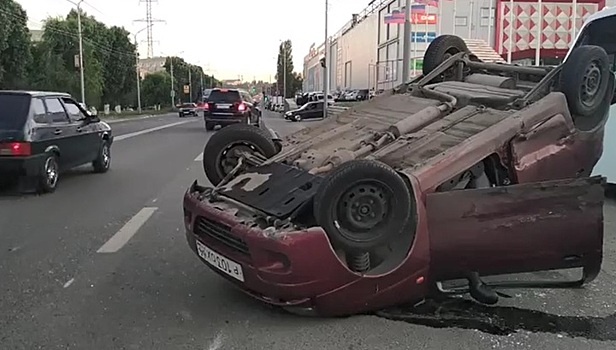 Переворот и погоня: подростки вылетели в кювет после устроенного ими ДТП. Видео