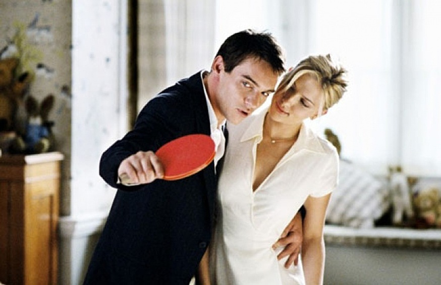 Драматический триллер Вуди Аллена о некогда известном теннисисте, который переживает непростые времена. Все только усложняется с появлением в его жизни женщины по имени Нола. Он влюбляется в нее, а она встречается с его другом.