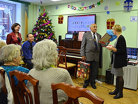 В Центре соцобслуживания «Измайлово» поздравили Героя Отечества