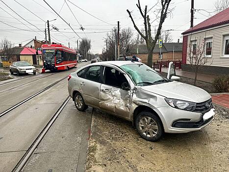 В Таганроге столкнулись легковушка и трамвай