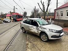 В Таганроге столкнулись легковушка и трамвай