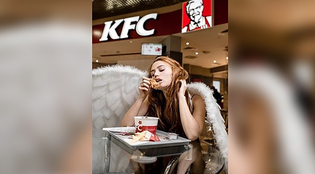 Посетителей новосибирского ТЦ шокировала девушка-ангел, которая ела крылышки KFC