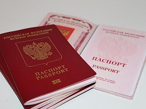 В коронавирусные сертификаты россиян внесли данные об их загранпаспорте