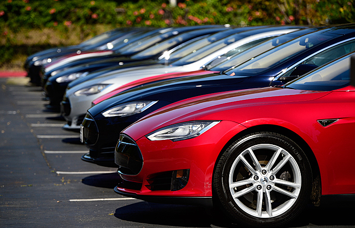 «Продать сейчас, исправить позже»: Tesla продолжает продавать опасные авто