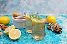 Врач Гинзбург: ягодный морс и чай с медом помогут быстрее справиться с простудой