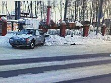 В Казани 16-летний подросток на машине въехал в кирпичный забор, один человек пострадал