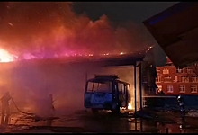 Крупный пожар в Омске: огонь с загоревшегося автобуса перешел на здание в 800 «квадратов»