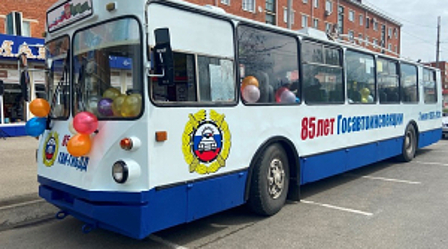 В Адыгее дали старт юбилейному троллейбусу Госавтоинспекции