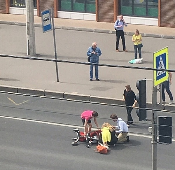 Таксист сбил женщину с коляской в Петербурге