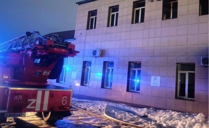 В Курске на улице Энгельса загорелось административное здание