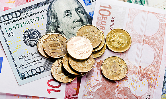 Россиянам назвали три опасные для вложений валюты