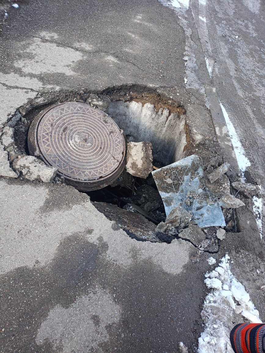 Асфальт у колодца провалился на центральной улице Новокузнецка