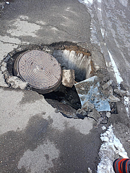 Асфальт у колодца провалился на центральной улице Новокузнецка
