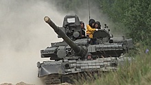 Исполнили мечту: военные прокатили на танке мальчика с редким заболеванием в Ленобласти