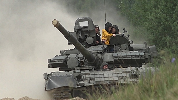 Исполнили мечту: военные прокатили на танке мальчика с редким заболеванием в Ленобласти