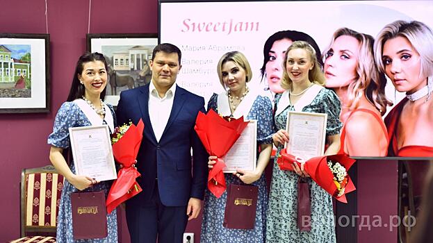 Удивительных женщин Вологды наградил Мэр Сергей Воропанов