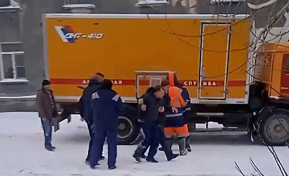 Пьяные новосибирцы напали на работников аварийной службы