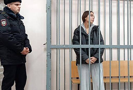 Сжегшей паспорт российской блогерше продлили домашний арест