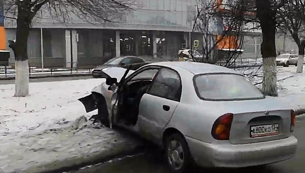Скончавшийся за рулем пожилой водитель спровоцировал массовое ДТП в Волгограде. Видео