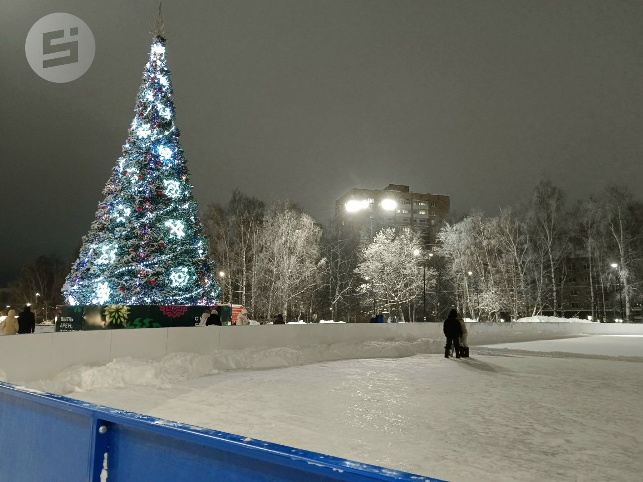 На центральном катке Ижевска круглосуточно заливают лёд