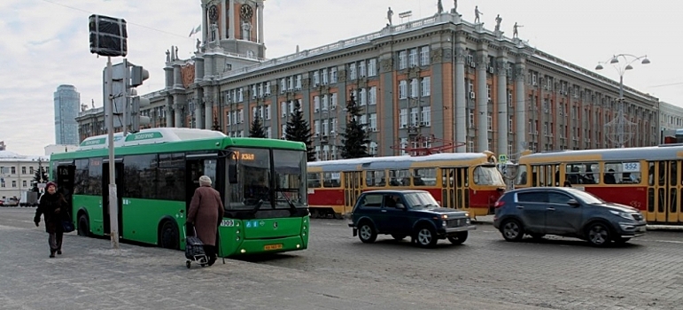 Из-за столкновения автобуса и легковушки едва не погибли четыре человека в Екатеринбурге