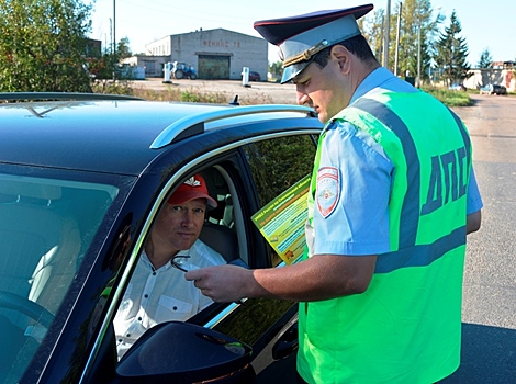 Госавтоинспекторы Смоленской области провели на федеральной трассе профилактическую акцию «Вместе против мошенников»