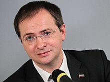 «Отличать фейк от правды». Заслуженный учитель раскритиковал учебники Мединского