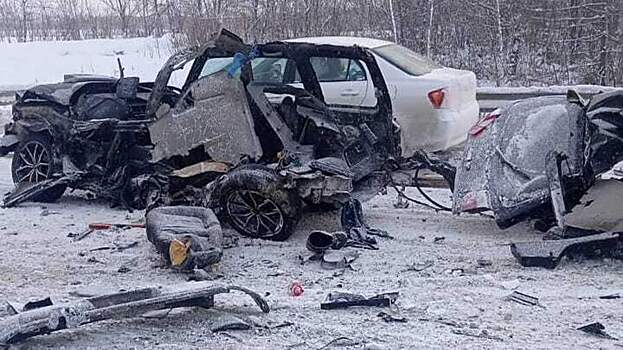 Легковушка разлетелась на части после ДТП с автобусом на Сахалине