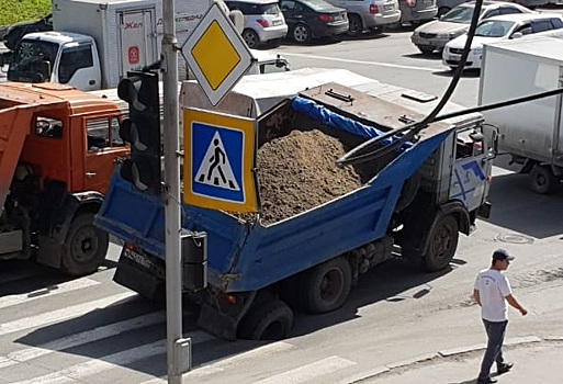 Самосвал проломил асфальт и увяз в дороге на Фабричной