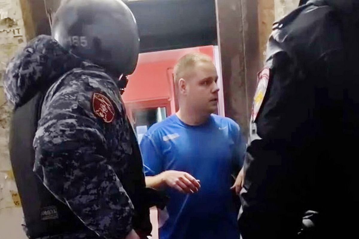 В российском городе силовики штурмуют дом: с крыши стреляет неизвестный