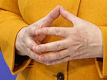 Меркель объяснила, почему больше не складывает руки ромбом