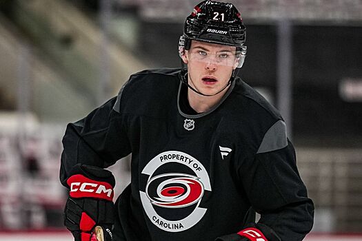 «Он отлично справился». Форвард «Каролины» Свечников — о дебютном матче Никишина за клуб