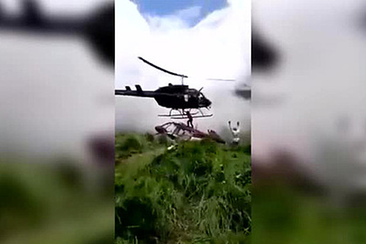 Падение вертолета на человека показали на видео
